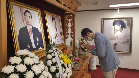 국민의힘 초선 당권주자인 김웅 의원이 23일 오후 경상북도 구미시 소재 고(故) 박정희 전 대통령 생가를 방문해 참배했다.[사진=김웅 국민의힘 당대표 후보 캠프]